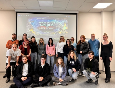 Uczesnicy Międzynarodowego Klubu Dyskusyjnego