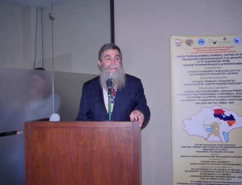 Prof. A. Żukowski podczas wygłszania referatu na konferencji w Stepanakercie