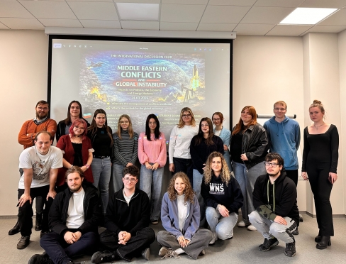 Uczesnicy Międzynarodowego Klubu Dyskusyjnego