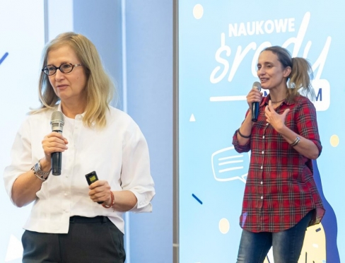 Prof. Przybyłowicz i dr Obara-Gołebiowska podczas wykładu z cyklu Naukowe środy na UWM