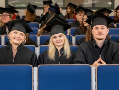 Aneta Leszczyńska, Daria Górska, Dawid Górski podczas Dyplomatorium WNS 2025