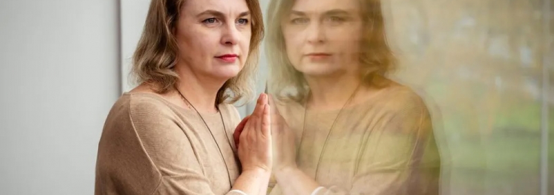 Ewa Koziatek-Maślanka przy szybie